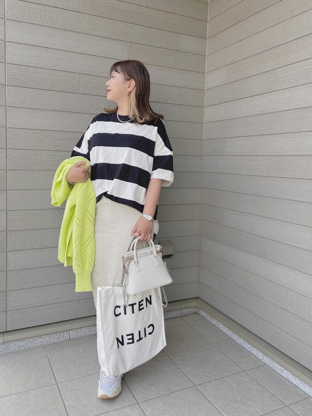 「オトナカジュアル、お出かけコーデ、休日コーデ、オトナ女子、ボーダー、タイトスカート、New Balance、マルジェラ」｜「Maison MargielaのMaison Margiela 5AC CLASSIQUE MICRO（ショルダーバッグ、ホワイト系）」を使った、makikiさん（レディース・158cm）の春コーディネートの3枚目の写真