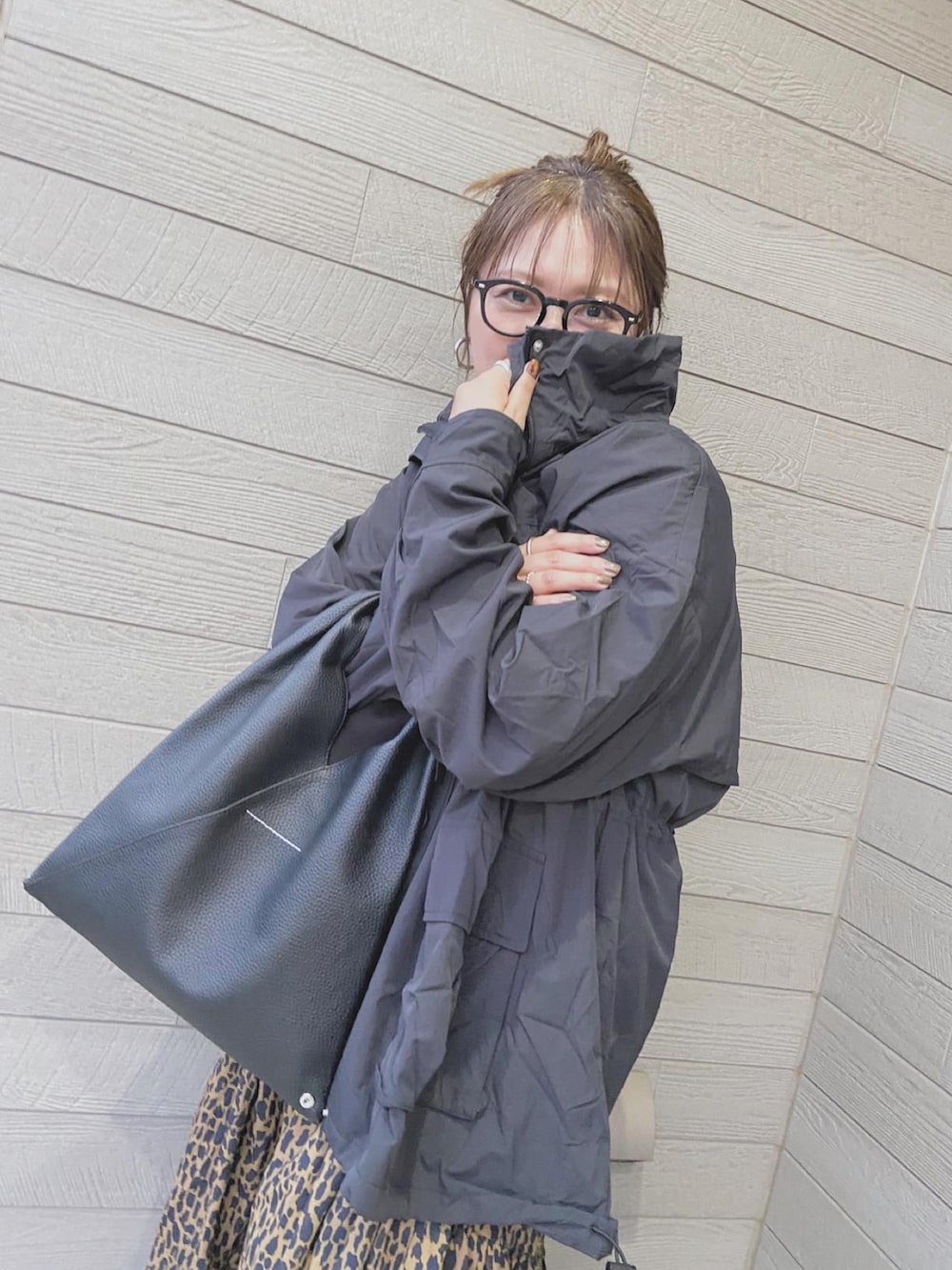 「秋服コーデ、休日スタイル、カジュアルコーデ、レオパード、ロングスカート、ママファッション、ロゴT」｜「A.P.C.の《追加》【A.P.C. / アーペーセー】別注 オーバーサイズ ロゴプリント Tシャツ（Tシャツ/カットソー、ホワイト系）」を使った、makikiさん（レディース・158cm）の秋コーディネートの5枚目の写真
