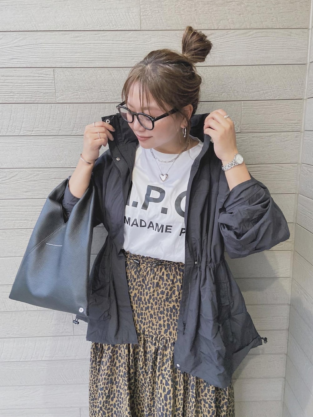 「秋服コーデ、休日スタイル、カジュアルコーデ、レオパード、ロングスカート、ママファッション、ロゴT」｜「A.P.C.の《追加》【A.P.C. / アーペーセー】別注 オーバーサイズ ロゴプリント Tシャツ（Tシャツ/カットソー、ホワイト系）」を使った、makikiさん（レディース・158cm）の秋コーディネートの3枚目の写真