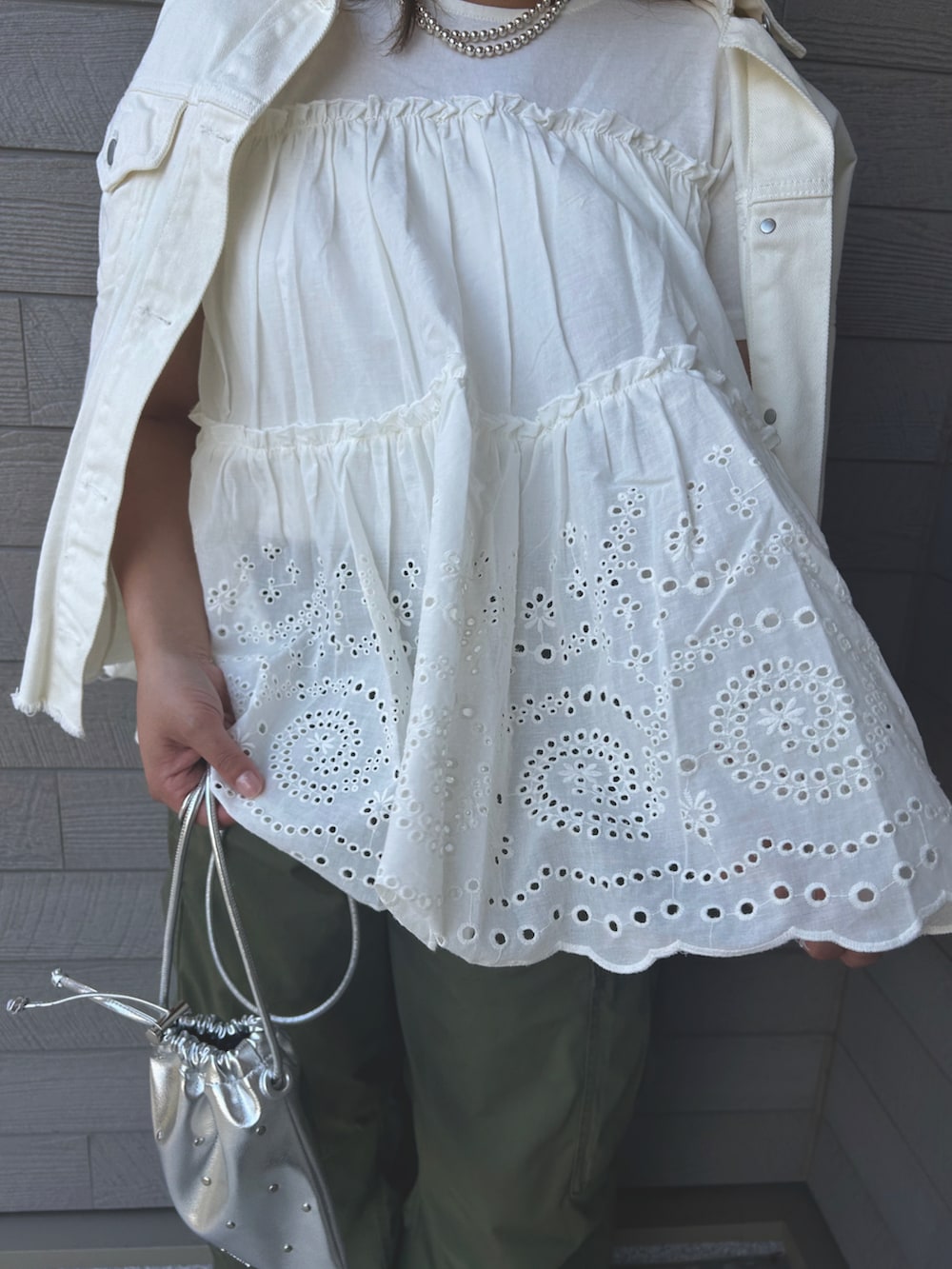 ホワイト系のTシャツ/カットソー、グリーン系のカーゴパンツ、ホワイト系のスニーカーを着用したレディースの春コーディネートの5枚目の写真