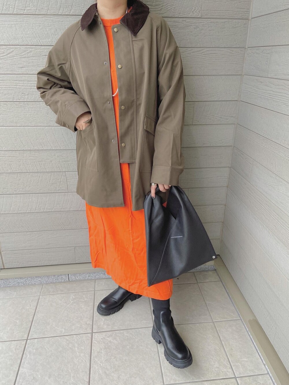 「秋服まるっと大公開、カジュアル、休日スタイル、秋、大人ファッション、秋服コーデ、秋のマイ旬スタイル、オトナカジュアル、ニットワンピース、ハンティングジャケット、ブーツ」｜「FREAK'S STOREの【WEB限定】フレアマキシカラーニットワンピース（ワンピース、オレンジ系）」を使った、makikiさん（レディース・158cm）の秋コーディネートの2枚目の写真