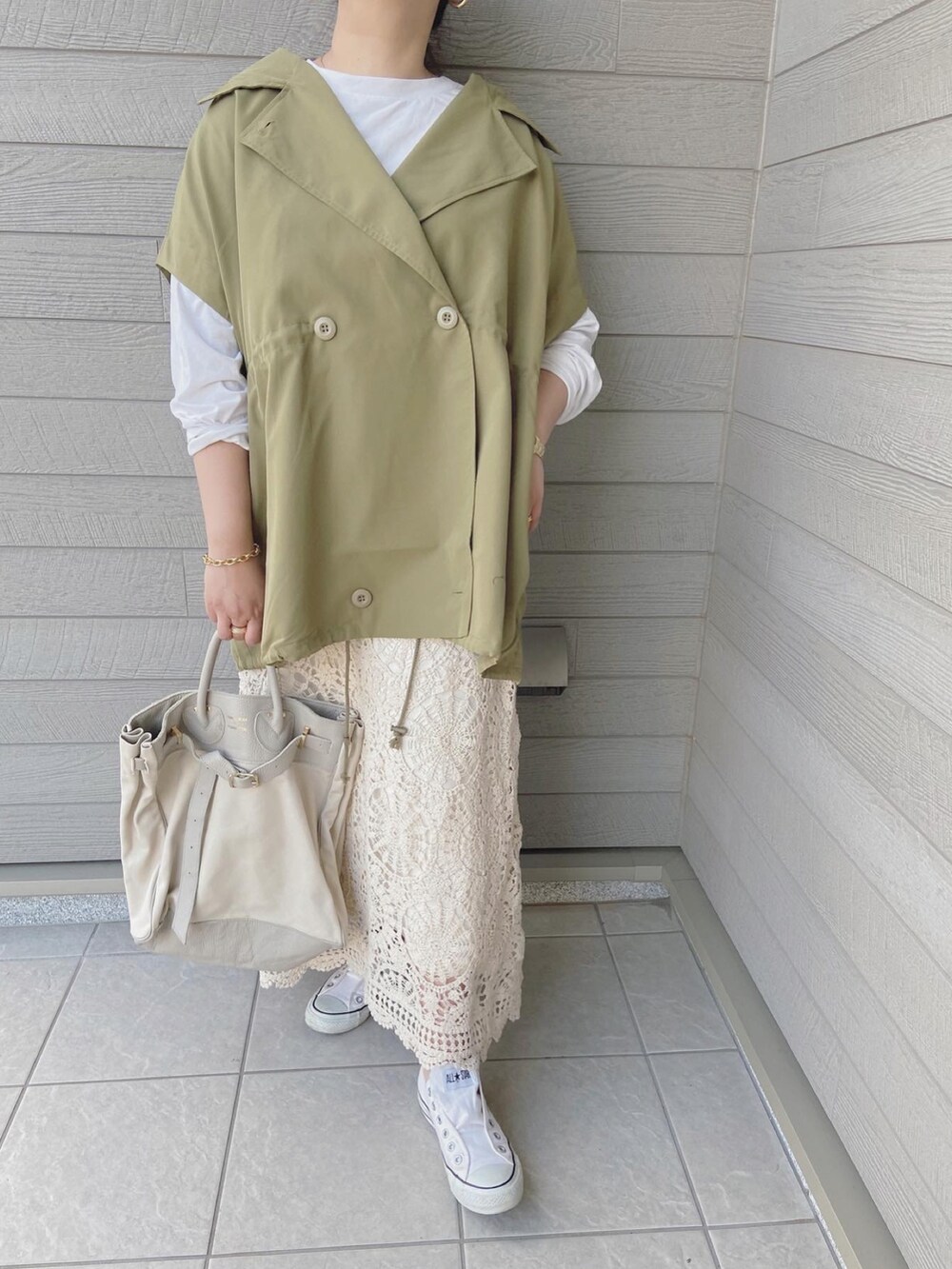 「春コーデ、お出かけコーデ、シンプルスタイル、大人コーデ、おしゃれさんと繋がりたい、春、オトナカジュアル、レーススカート、ロングスカート、シンプルコーデ、ゆったりコーデ、ボリューム袖、ママコーデ」｜「FRAMeWORKの【YOUNG&OLSEN】別注キャンバスベルト付きBag◆（トートバッグ、ベージュ系）」を使った、makikiさん（レディース・158cm）の春コーディネートの4枚目の写真