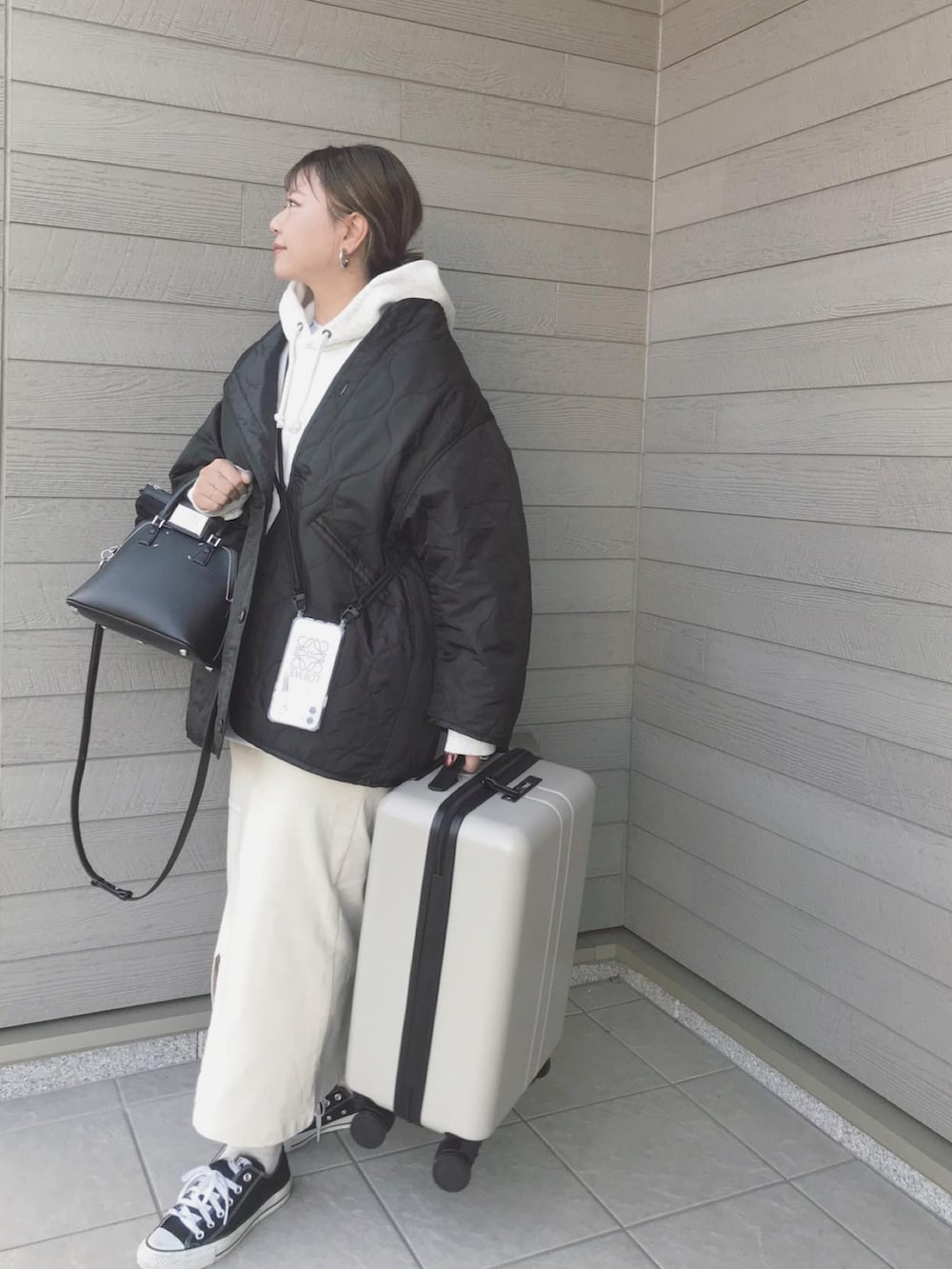 「秋冬コーデ、旅行コーデ、旅行、モノトーン、秋ルック紹介するよ、スニーカー、キルティングジャケット、パーカー、ロングスカート、スーツケース、秋、大人コーデ、厚底シューズ、GUコーデ」｜「210nouveのリップストップキルティングミドルコート（ノーカラージャケット、ブラック系）」を使った、makikiさん（レディース・158cm）の秋コーディネートの4枚目の写真