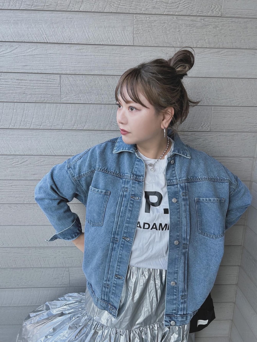 「休日スタイル、デニム、デニムジャケット、シンプルスタイル、春コーデ、シルバー、APC、beautiful people、ラクチンコーデ、春アウター、春先取り、春服コーデ」｜「KOBE LETTUCEのレザーライクorメタリックギャザーフレアスカート（スカート、シルバー系）」を使った、makikiさん（レディース・158cm）の冬コーディネートの2枚目の写真