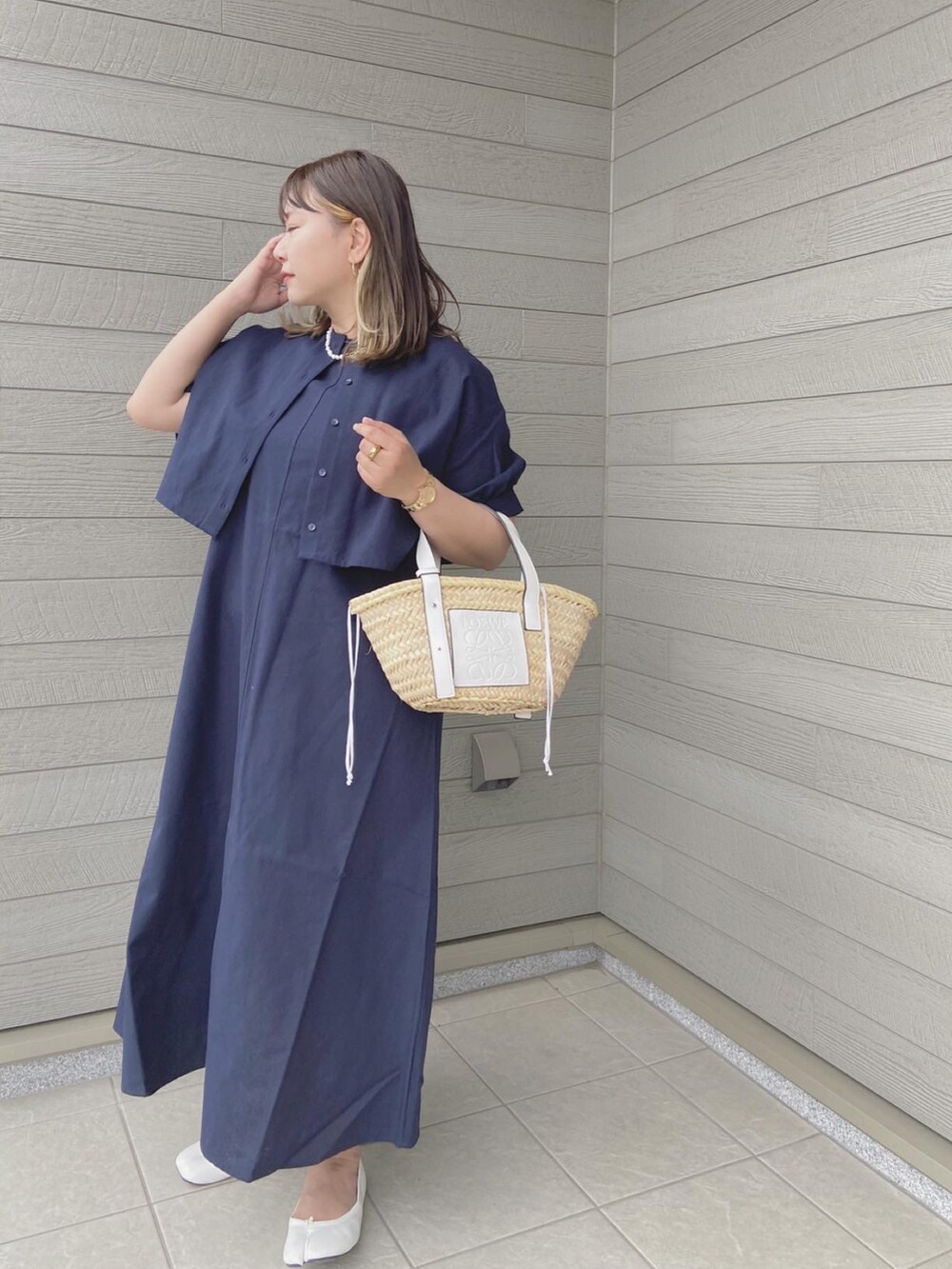 「春コーデ、春カラー、大人カジュアル、オトナカワイイ、休日コーデ、LOEWE、ワンピース、アンサンブル、セットアップ、ロングスカート、かごバッグ」｜「LOEWEのバスケットバッグ スモール (ヤシの葉＆カーフ)（かごバッグ、ホワイト系）」を使った、makikiさん（レディース・158cm）の春コーディネートの5枚目の写真