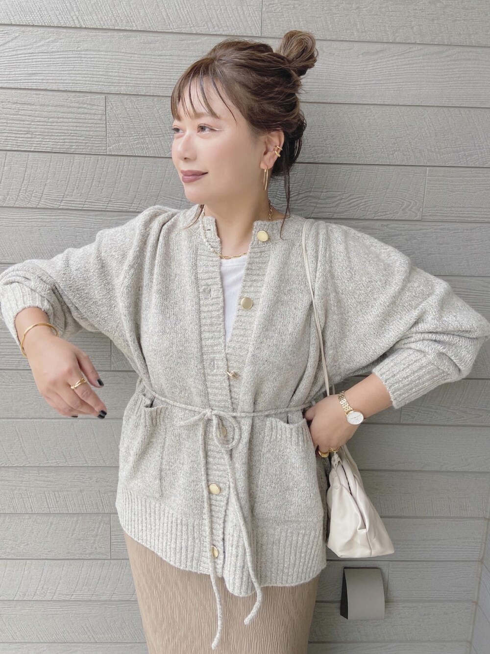 「秋のコーデ、秋服まるっと大公開、きれいめカジュアル、休日スタイル、おでかけコーデ、大人女子、秋カラー、オーバーサイズ、ニット、カーディガン」｜「BONLECILLのボリュームショルダーメランジ起毛ニットカーディガン（カーディガン/ボレロ、ベージュ系）」を使った、makikiさん（レディース・158cm）の秋コーディネートの3枚目の写真