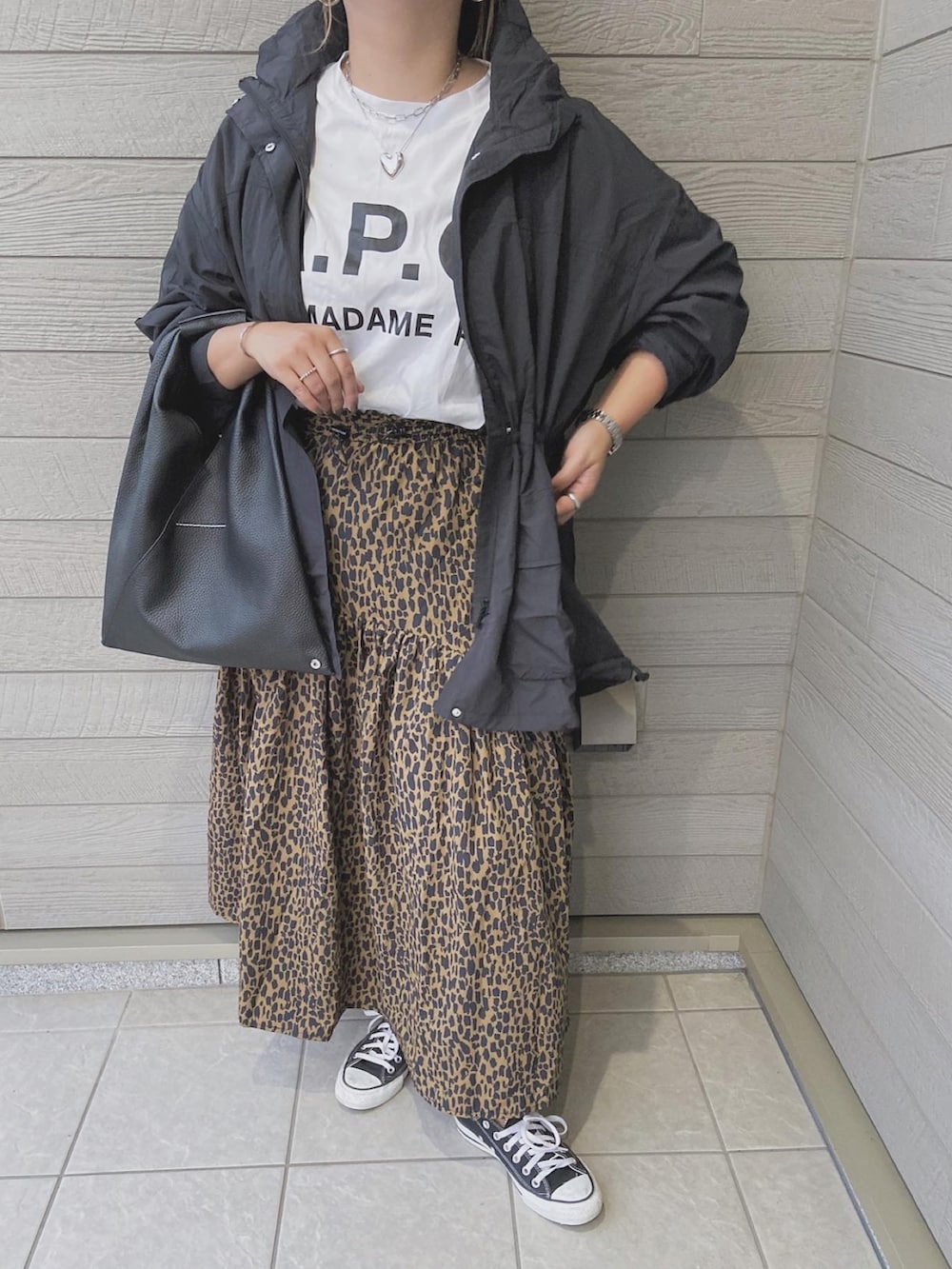 「秋服コーデ、休日スタイル、カジュアルコーデ、レオパード、ロングスカート、ママファッション、ロゴT」｜「A.P.C.の《追加》【A.P.C. / アーペーセー】別注 オーバーサイズ ロゴプリント Tシャツ（Tシャツ/カットソー、ホワイト系）」を使った、makikiさん（レディース・158cm）の秋コーディネートの2枚目の写真