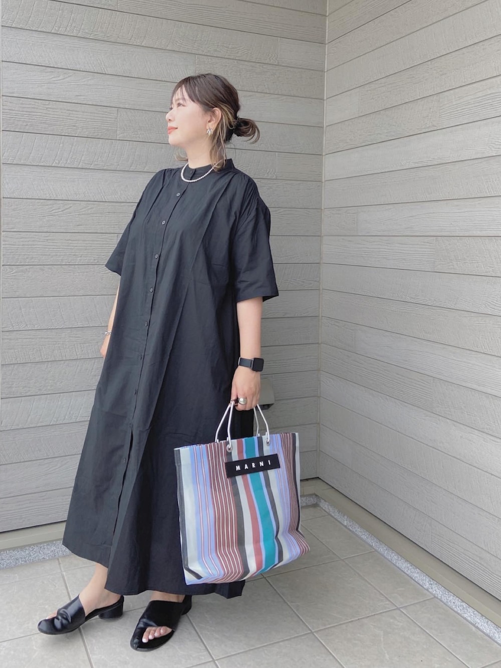 「休日コーデ、シンプルコーデ、ゆったりコーデ、MARNI、体型カバー、ワンピース、シャツワンピース、ロングスカート」｜「VIVIANの【2021年夏新作】足袋デザインミュールサンダル（サンダル、ブラック系）」を使った、makikiさん（レディース・158cm）の夏コーディネートの5枚目の写真