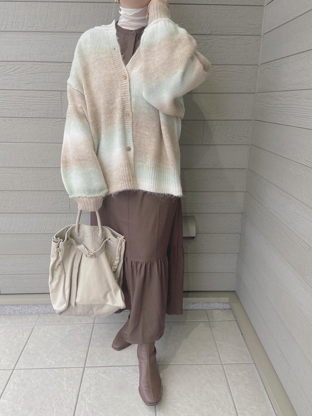 「秋冬コーデ、ワンピース、グラデーション、カーディガン、ロングスカート、ブラウン」｜「Chaco closetのオーバーサイズ グラデーションニットカーディガン（カーディガン/ボレロ、グリーン系）」を使った、makikiさん（レディース・158cm）の秋コーディネートの4枚目の写真