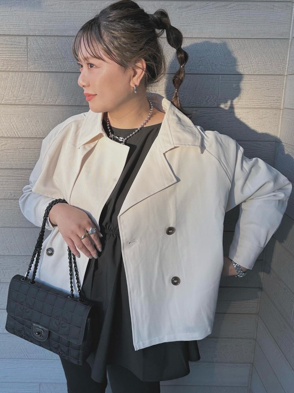 「休日スタイル、春ファッション、おでかけコーデ、シンプルスタイル、スニーカーコーデ、オトナカワイイ、大人ガーリー、キレイめ」｜「ad thieのトレンチコート ショート ラグラン ボタン ポケット（トレンチコート、ベージュ系）」を使った、makikiさん（レディース・158cm）の春コーディネートの2枚目の写真
