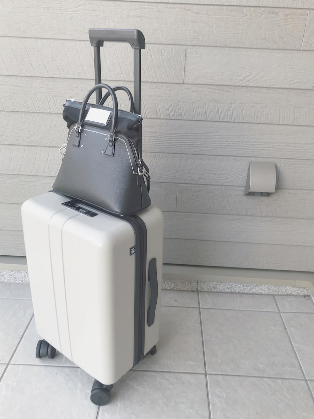「秋冬コーデ、旅行コーデ、旅行、モノトーン、秋ルック紹介するよ、スニーカー、キルティングジャケット、パーカー、ロングスカート、スーツケース、秋、大人コーデ、厚底シューズ、GUコーデ」｜「210nouveのリップストップキルティングミドルコート（ノーカラージャケット、ブラック系）」を使った、makikiさん（レディース・158cm）の秋コーディネートの5枚目の写真