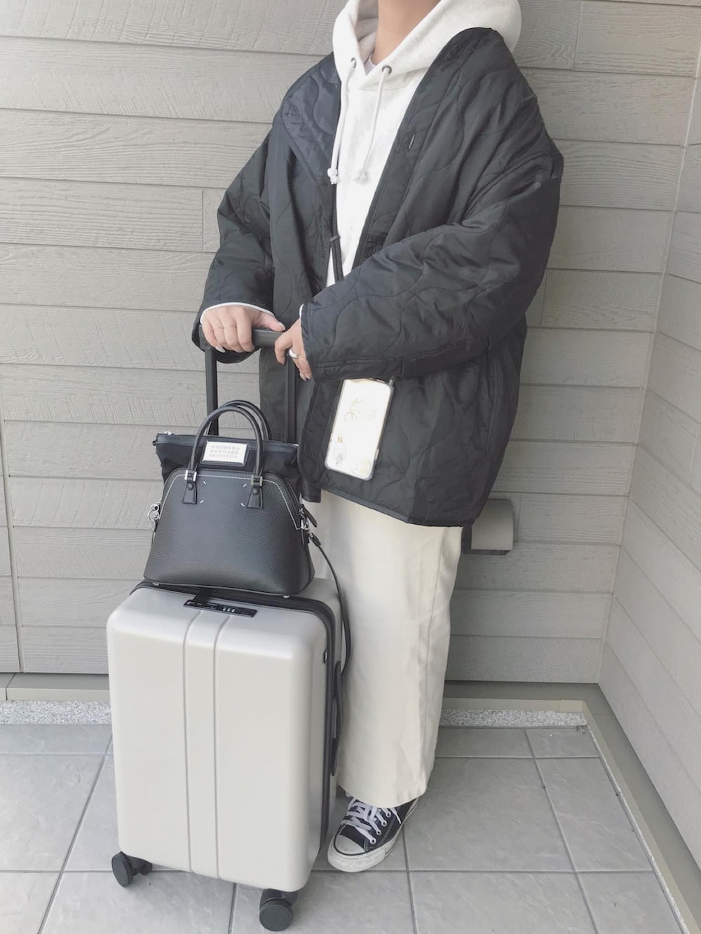 「秋冬コーデ、旅行コーデ、旅行、モノトーン、秋ルック紹介するよ、スニーカー、キルティングジャケット、パーカー、ロングスカート、スーツケース、秋、大人コーデ、厚底シューズ、GUコーデ」｜「210nouveのリップストップキルティングミドルコート（ノーカラージャケット、ブラック系）」を使った、makikiさん（レディース・158cm）の秋コーディネートの2枚目の写真