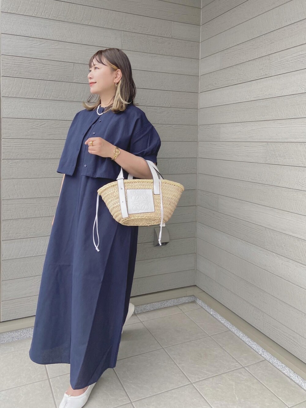「春コーデ、春カラー、大人カジュアル、オトナカワイイ、休日コーデ、LOEWE、ワンピース、アンサンブル、セットアップ、ロングスカート、かごバッグ」｜「LOEWEのバスケットバッグ スモール (ヤシの葉＆カーフ)（かごバッグ、ホワイト系）」を使った、makikiさん（レディース・158cm）の春コーディネートの3枚目の写真