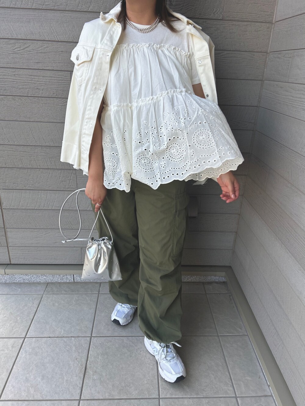 ホワイト系のTシャツ/カットソー、グリーン系のカーゴパンツ、ホワイト系のスニーカーを着用したレディースの春コーディネートの4枚目の写真