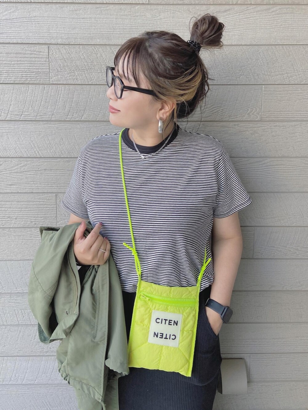 ホワイト系のTシャツ/カットソー、グリーン系のショルダーバッグ、グリーン系のベストを着用したレディースの夏コーディネートの3枚目の写真