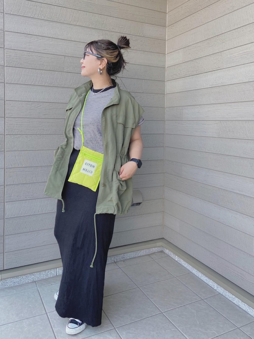 ホワイト系のTシャツ/カットソー、グリーン系のショルダーバッグ、グリーン系のベストを着用したレディースの夏コーディネートの2枚目の写真