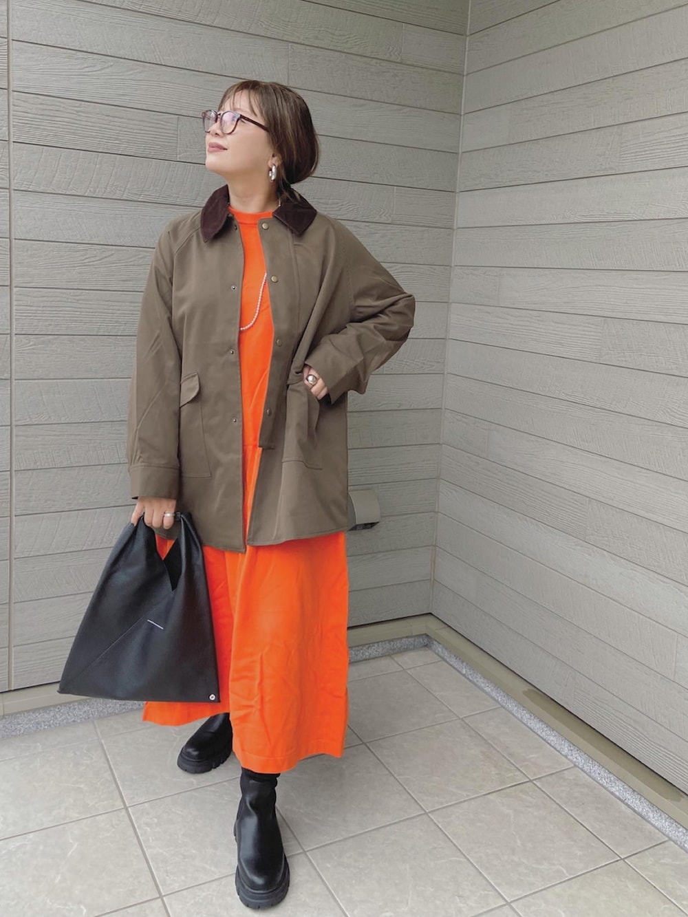「秋服まるっと大公開、カジュアル、休日スタイル、秋、大人ファッション、秋服コーデ、秋のマイ旬スタイル、オトナカジュアル、ニットワンピース、ハンティングジャケット、ブーツ」｜「FREAK'S STOREの【WEB限定】フレアマキシカラーニットワンピース（ワンピース、オレンジ系）」を使った、makikiさん（レディース・158cm）の秋コーディネートの5枚目の写真