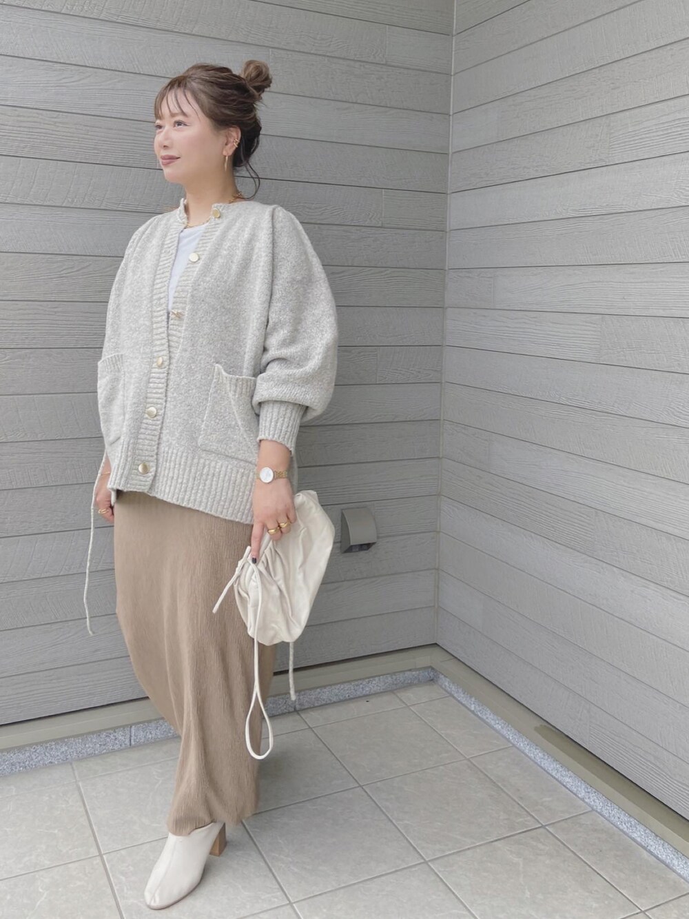 「秋のコーデ、秋服まるっと大公開、きれいめカジュアル、休日スタイル、おでかけコーデ、大人女子、秋カラー、オーバーサイズ、ニット、カーディガン」｜「BONLECILLのボリュームショルダーメランジ起毛ニットカーディガン（カーディガン/ボレロ、ベージュ系）」を使った、makikiさん（レディース・158cm）の秋コーディネートの5枚目の写真