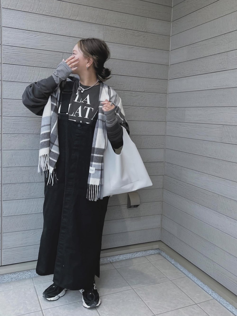「お出かけコーデ、モノトーンコーデ、冬ファッション、シンプルコーデ、レイヤードスタイル、サロペット、サロペットスカート」｜「antiquaのワークサロペットスカート（スカート、ブラック系）」を使った、makikiさん（レディース・158cm）の冬コーディネートの3枚目の写真