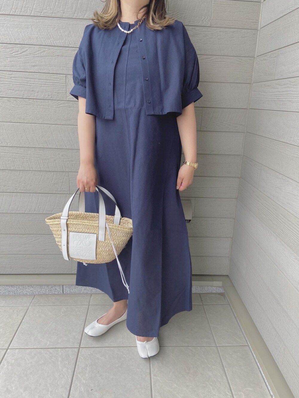 「春コーデ、春カラー、大人カジュアル、オトナカワイイ、休日コーデ、LOEWE、ワンピース、アンサンブル、セットアップ、ロングスカート、かごバッグ」｜「LOEWEのバスケットバッグ スモール (ヤシの葉＆カーフ)（かごバッグ、ホワイト系）」を使った、makikiさん（レディース・158cm）の春コーディネートの2枚目の写真