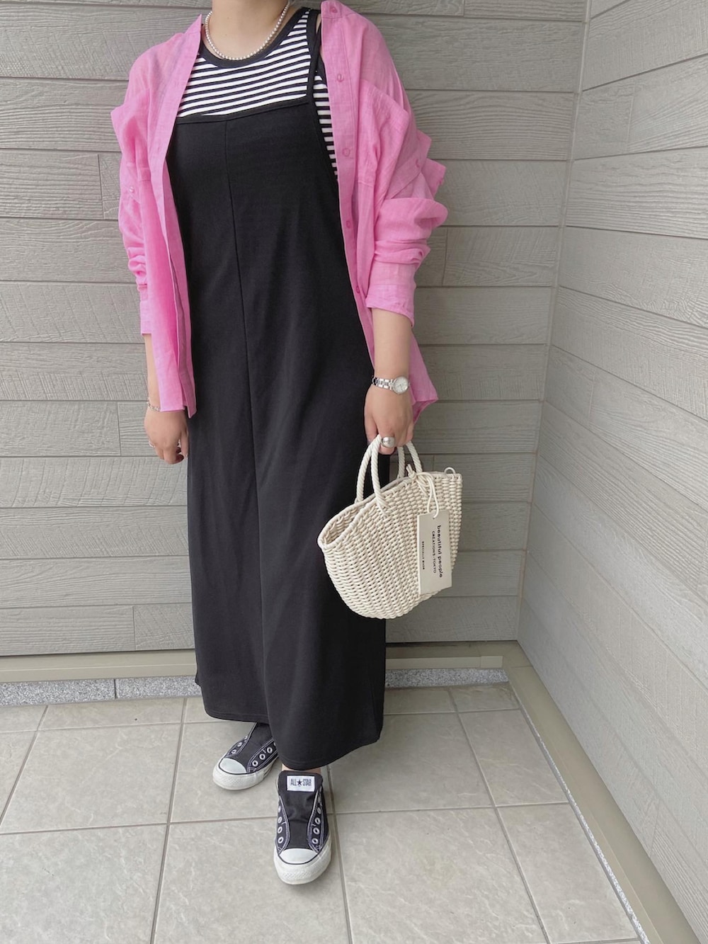 「オトナカジュアル、休日コーデ、お出かけコーデ、オトナ女子、夏コーデ、アメスリ、タンクトップ、シャツスタイル、シアーシャツ」｜「BONLECILLのカップ付き テレコリブ アメリカンスリーブタンクトップ（タンクトップ、ブラック系）」を使った、makikiさん（レディース・158cm）の春コーディネートの2枚目の写真