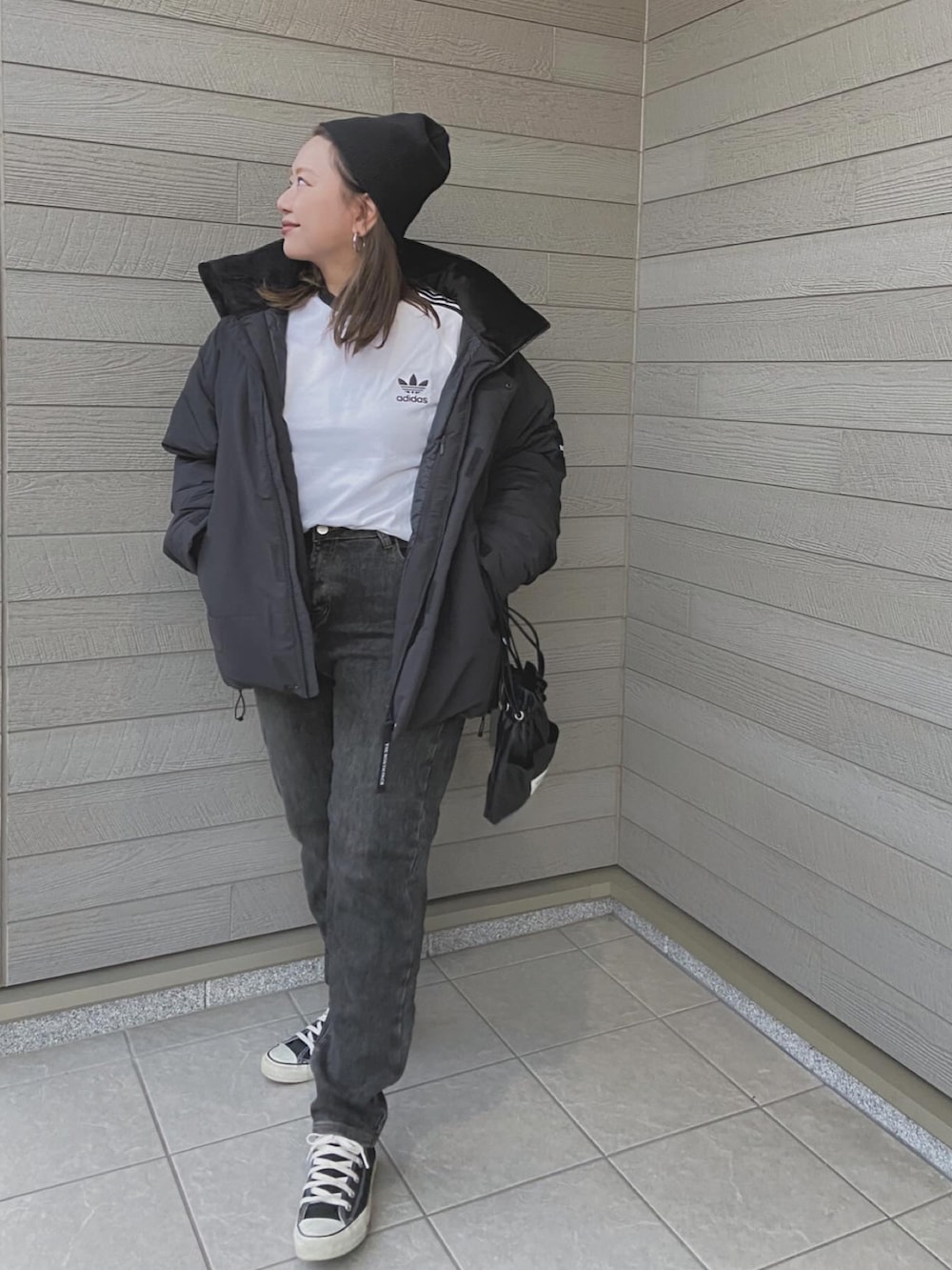 「大人カジュアル、おでかけコーデ、シンプルスタイル、大人コーデ、着回しコーデ、ダウンジャケット、THE NORTH FACE、デニムコーデ、テーパードデニム、ブラック」｜「adidasのアディカラー クラシックス スリーストライプス 長袖Tシャツ / ロンT / アディダスオリジナルス adidas Originals（Tシャツ/カットソー、ホワイト系）」を使った、makikiさん（レディース・158cm）の秋コーディネートの2枚目の写真