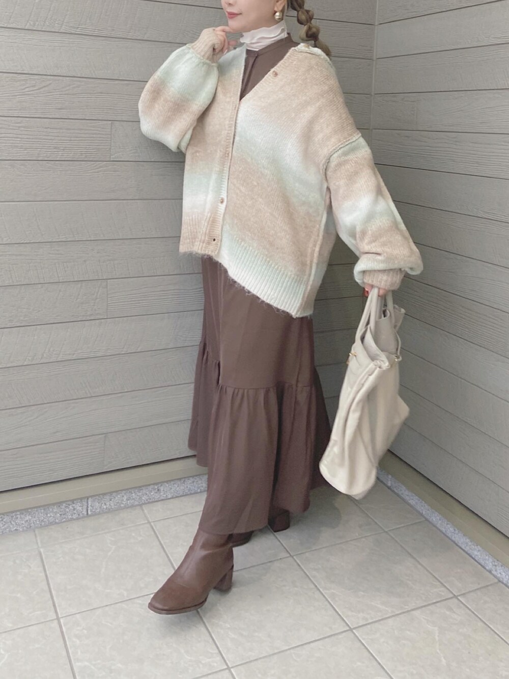 「秋冬コーデ、ワンピース、グラデーション、カーディガン、ロングスカート、ブラウン」｜「Chaco closetのオーバーサイズ グラデーションニットカーディガン（カーディガン/ボレロ、グリーン系）」を使った、makikiさん（レディース・158cm）の秋コーディネートの3枚目の写真