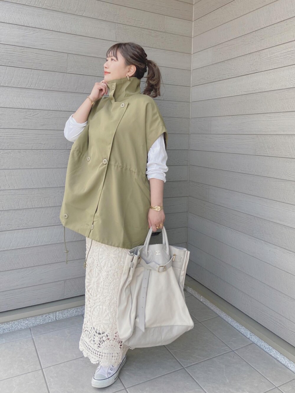 「春コーデ、お出かけコーデ、シンプルスタイル、大人コーデ、おしゃれさんと繋がりたい、春、オトナカジュアル、レーススカート、ロングスカート、シンプルコーデ、ゆったりコーデ、ボリューム袖、ママコーデ」｜「FRAMeWORKの【YOUNG&OLSEN】別注キャンバスベルト付きBag◆（トートバッグ、ベージュ系）」を使った、makikiさん（レディース・158cm）の春コーディネートの2枚目の写真