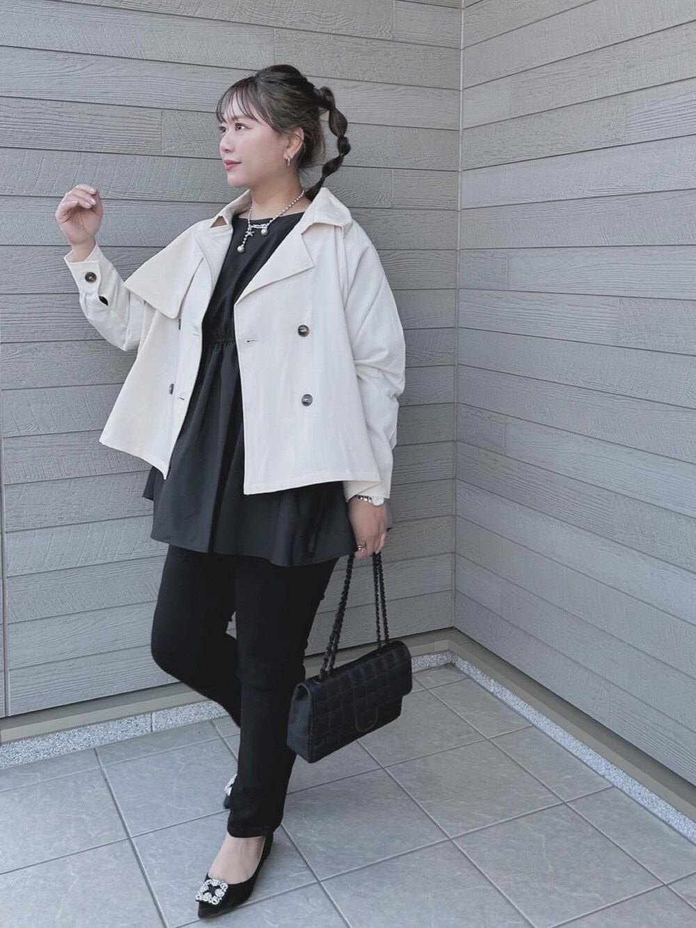 「休日スタイル、春ファッション、おでかけコーデ、シンプルスタイル、スニーカーコーデ、オトナカワイイ、大人ガーリー、キレイめ」｜「ad thieのトレンチコート ショート ラグラン ボタン ポケット（トレンチコート、ベージュ系）」を使った、makikiさん（レディース・158cm）の春コーディネートの4枚目の写真