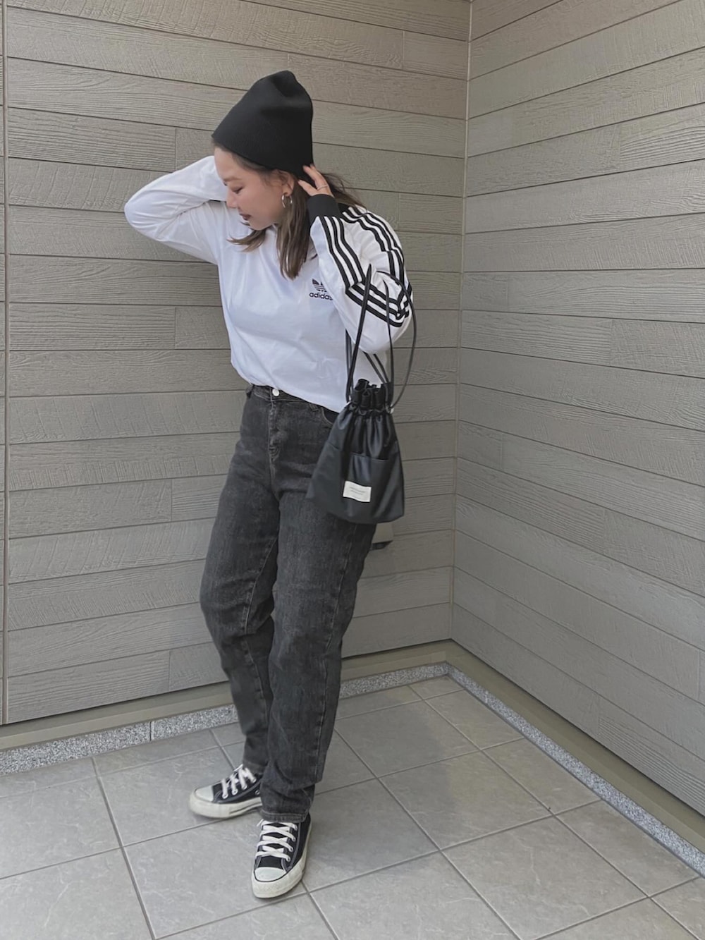 「大人カジュアル、おでかけコーデ、シンプルスタイル、大人コーデ、着回しコーデ、ダウンジャケット、THE NORTH FACE、デニムコーデ、テーパードデニム、ブラック」｜「adidasのアディカラー クラシックス スリーストライプス 長袖Tシャツ / ロンT / アディダスオリジナルス adidas Originals（Tシャツ/カットソー、ホワイト系）」を使った、makikiさん（レディース・158cm）の秋コーディネートの5枚目の写真