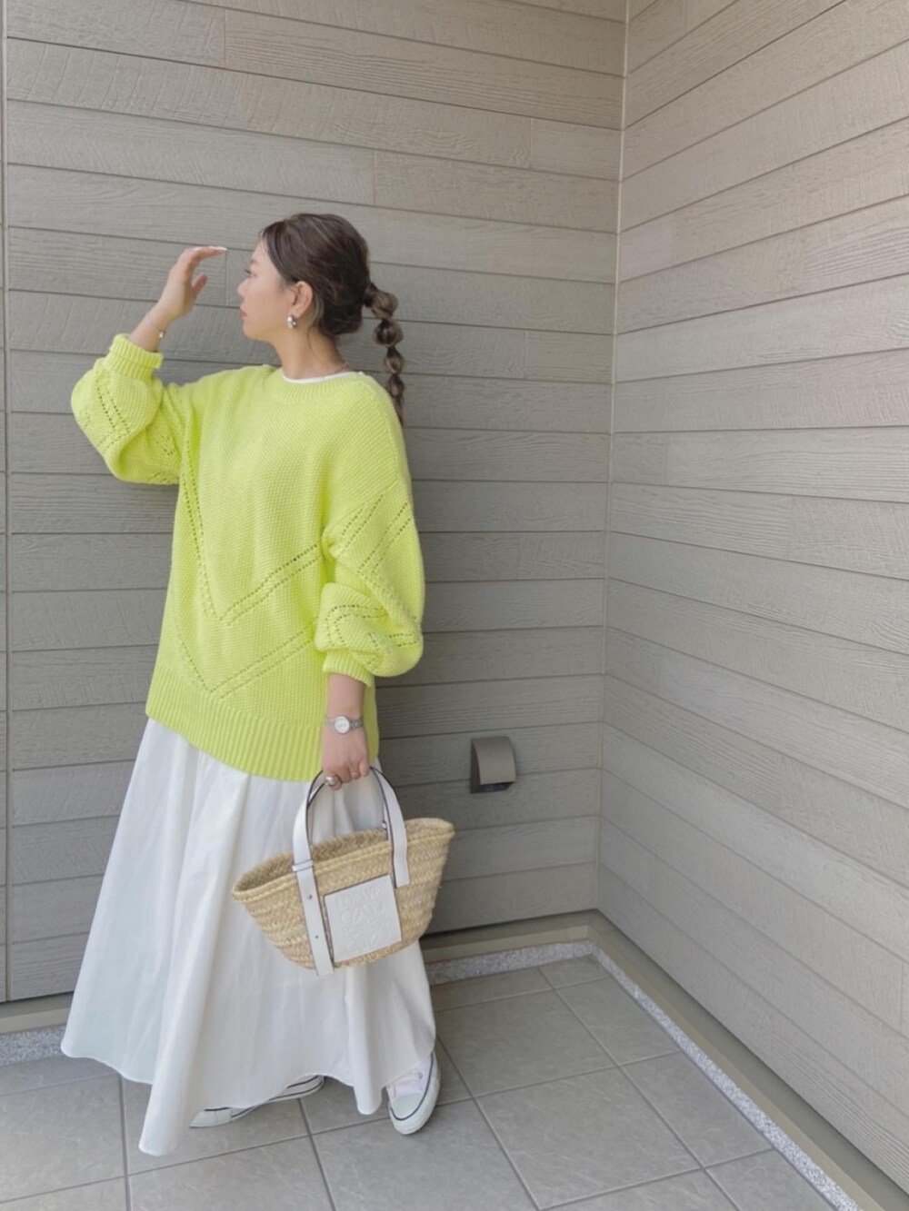 「大人コーデ、白スニーカー、白スカート、ロゴT、ニット、カーディガン、低身長コーデ、イエロー、黄色、LOEWE、かごバッグ」｜「NOMINEのカノコオーバーサイズ2WAYカーディガン（カーディガン/ボレロ、イエロー系）」を使った、makikiさん（レディース・159cm）の冬コーディネートの3枚目の写真