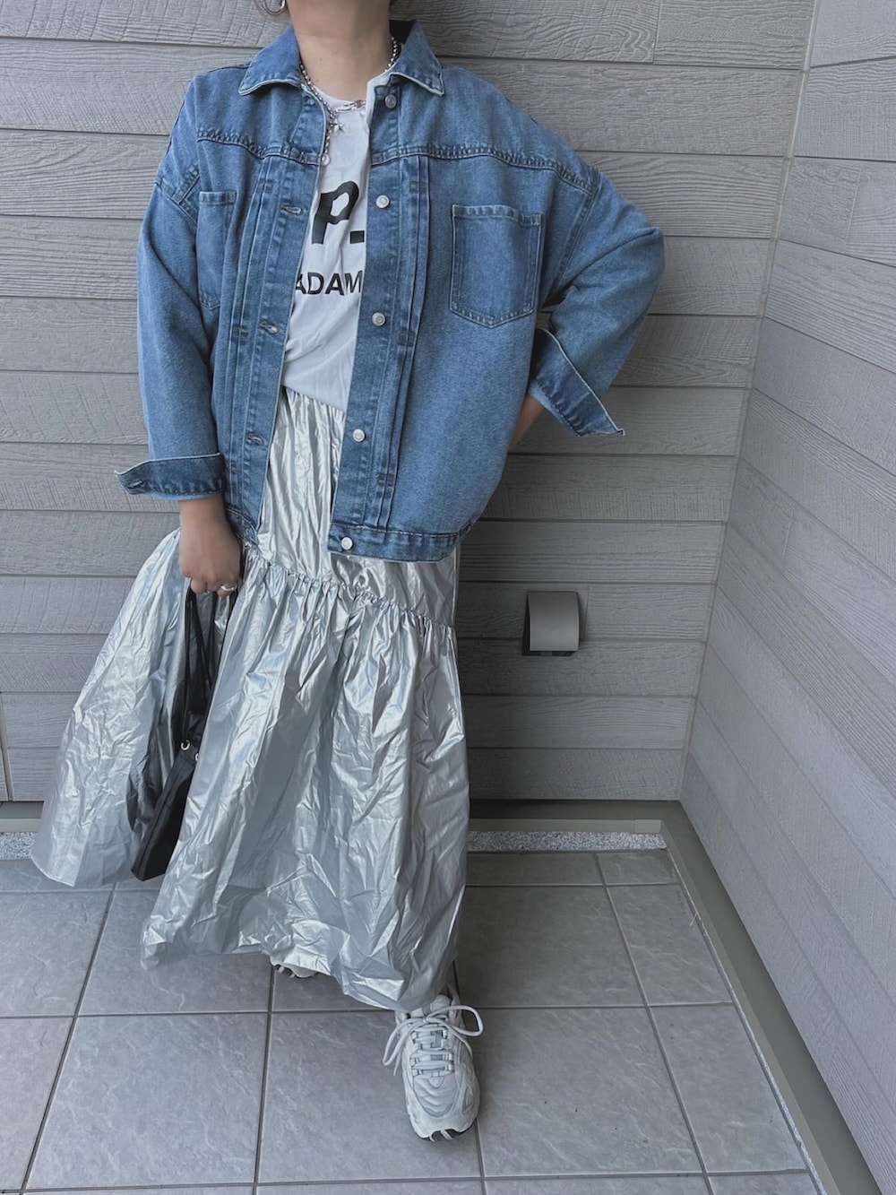 「休日スタイル、デニム、デニムジャケット、シンプルスタイル、春コーデ、シルバー、APC、beautiful people、ラクチンコーデ、春アウター、春先取り、春服コーデ」｜「KOBE LETTUCEのレザーライクorメタリックギャザーフレアスカート（スカート、シルバー系）」を使った、makikiさん（レディース・158cm）の冬コーディネートの3枚目の写真