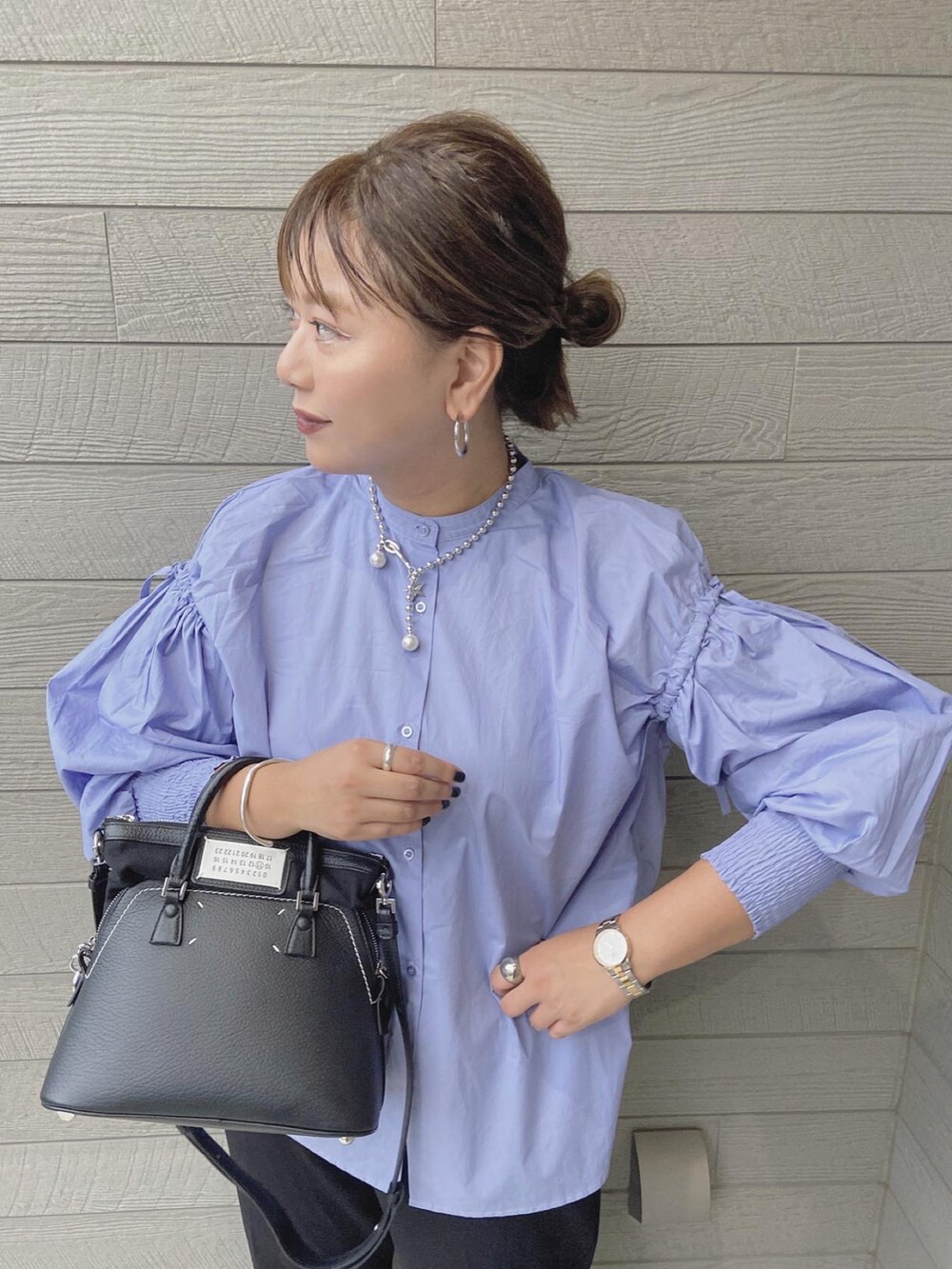 「秋服まるっと大公開、秋服準備はじめました、シンプルスタイル、カジュアルコーデ、ゆったりコーデ、おでかけコーデ、低身長、秋、シャツスタイル」｜「Maison Margielaの"5AC" - belt bag（ショルダーバッグ、ブラック系）」を使った、makikiさん（レディース・158cm）の秋コーディネートの3枚目の写真