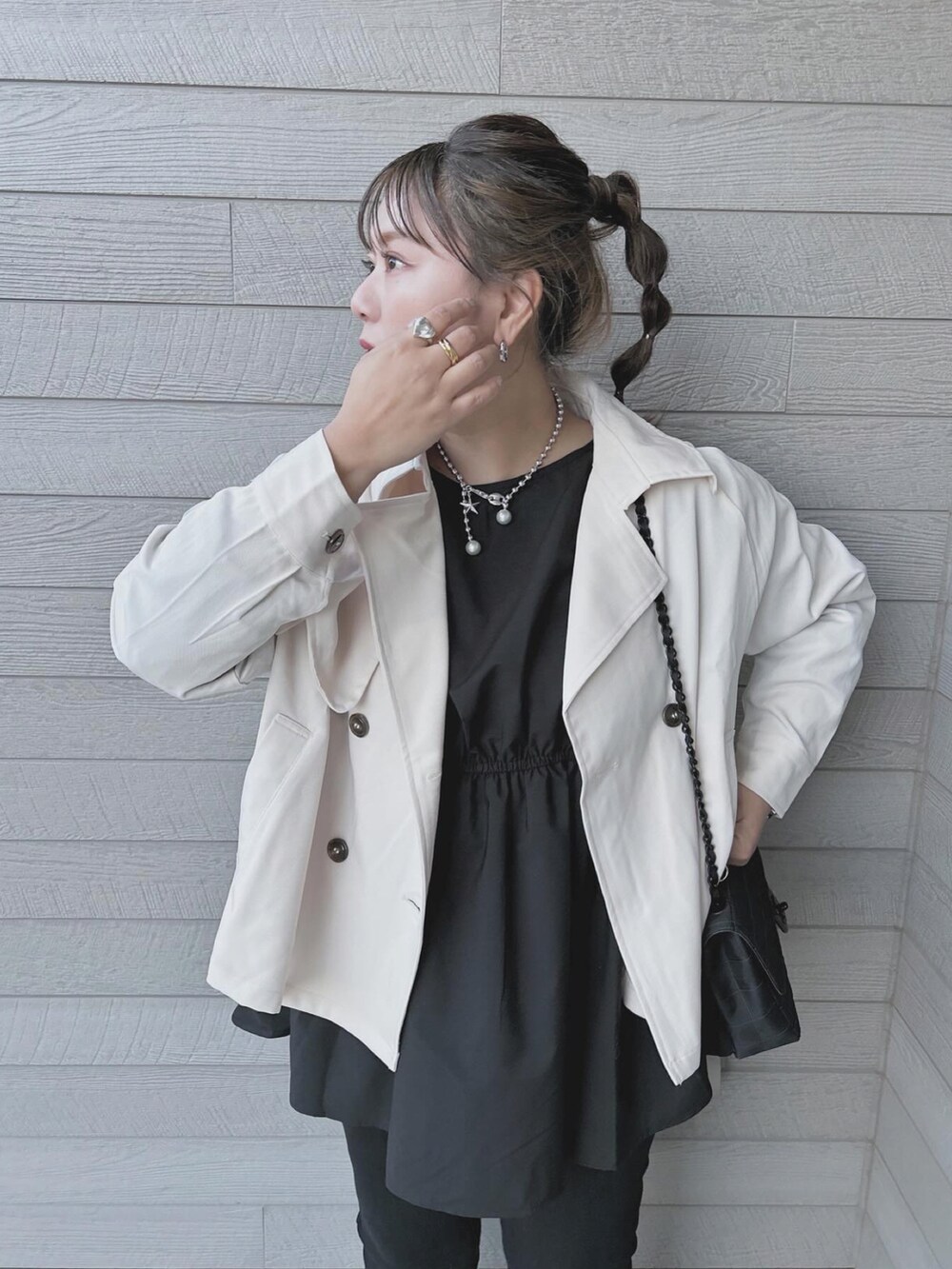 「休日スタイル、春ファッション、おでかけコーデ、シンプルスタイル、スニーカーコーデ、オトナカワイイ、大人ガーリー、キレイめ」｜「ad thieのトレンチコート ショート ラグラン ボタン ポケット（トレンチコート、ベージュ系）」を使った、makikiさん（レディース・158cm）の春コーディネートの5枚目の写真