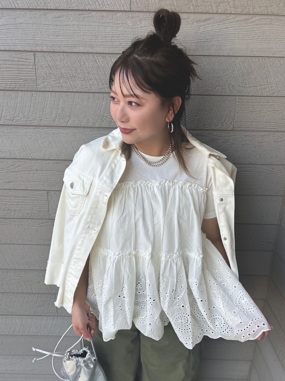 ホワイト系のTシャツ/カットソー、グリーン系のカーゴパンツ、ホワイト系のスニーカーを着用したレディースの春コーディネートの3枚目の写真