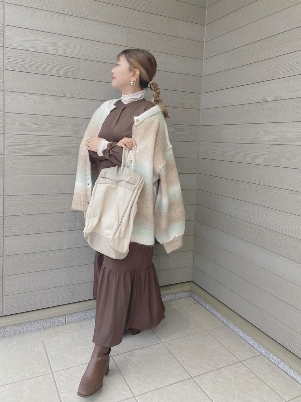 「秋冬コーデ、ワンピース、グラデーション、カーディガン、ロングスカート、ブラウン」｜「Chaco closetのオーバーサイズ グラデーションニットカーディガン（カーディガン/ボレロ、グリーン系）」を使った、makikiさん（レディース・158cm）の秋コーディネートの2枚目の写真