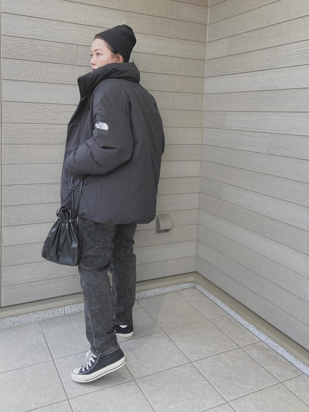 「大人カジュアル、おでかけコーデ、シンプルスタイル、大人コーデ、着回しコーデ、ダウンジャケット、THE NORTH FACE、デニムコーデ、テーパードデニム、ブラック」｜「adidasのアディカラー クラシックス スリーストライプス 長袖Tシャツ / ロンT / アディダスオリジナルス adidas Originals（Tシャツ/カットソー、ホワイト系）」を使った、makikiさん（レディース・158cm）の秋コーディネートの4枚目の写真