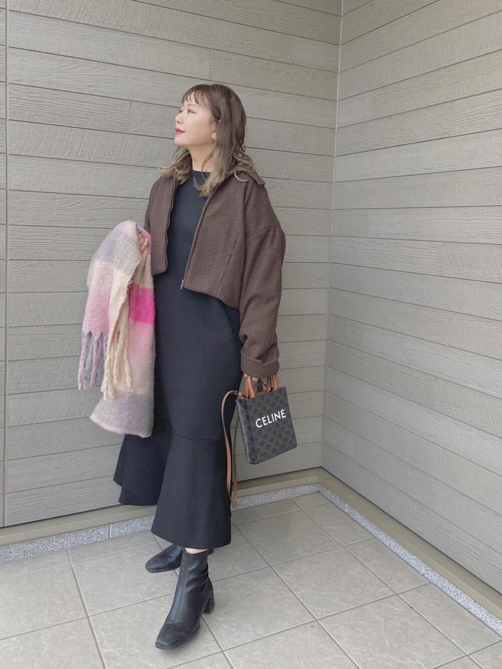 「ニットワンピース、冬、ステンカラーコート、オトナカジュアル、ロングワンピース、ワントーンコーデ、ニットコーデ、ショートブーツ」｜「callautiaのステンカラーショートアウター（ブルゾン、ブラウン系）」を使った、makikiさん（レディース・158cm）の冬コーディネートの4枚目の写真