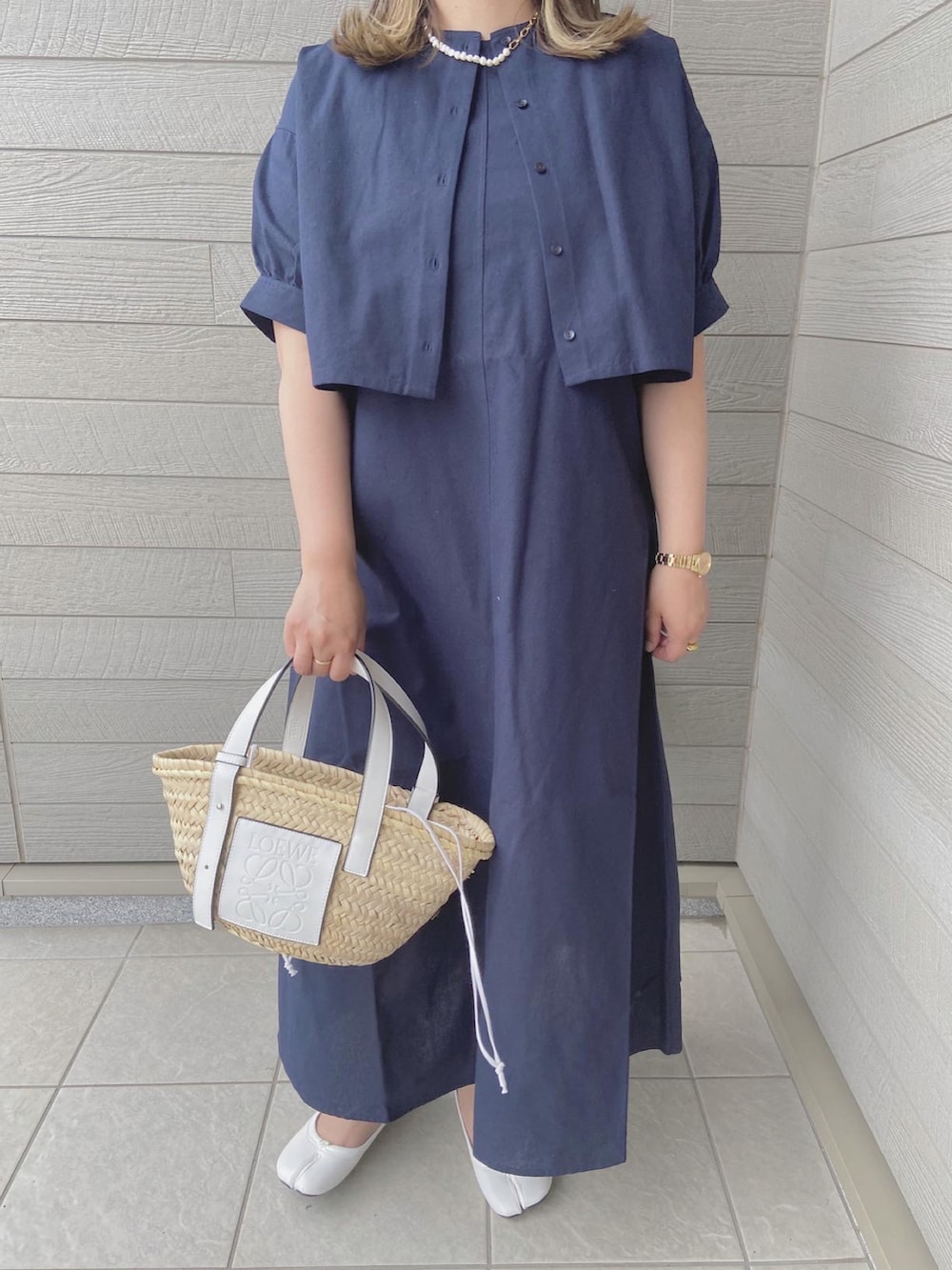 「春コーデ、春カラー、大人カジュアル、オトナカワイイ、休日コーデ、LOEWE、ワンピース、アンサンブル、セットアップ、ロングスカート、かごバッグ」｜「LOEWEのバスケットバッグ スモール (ヤシの葉＆カーフ)（かごバッグ、ホワイト系）」を使った、makikiさん（レディース・158cm）の春コーディネートの4枚目の写真