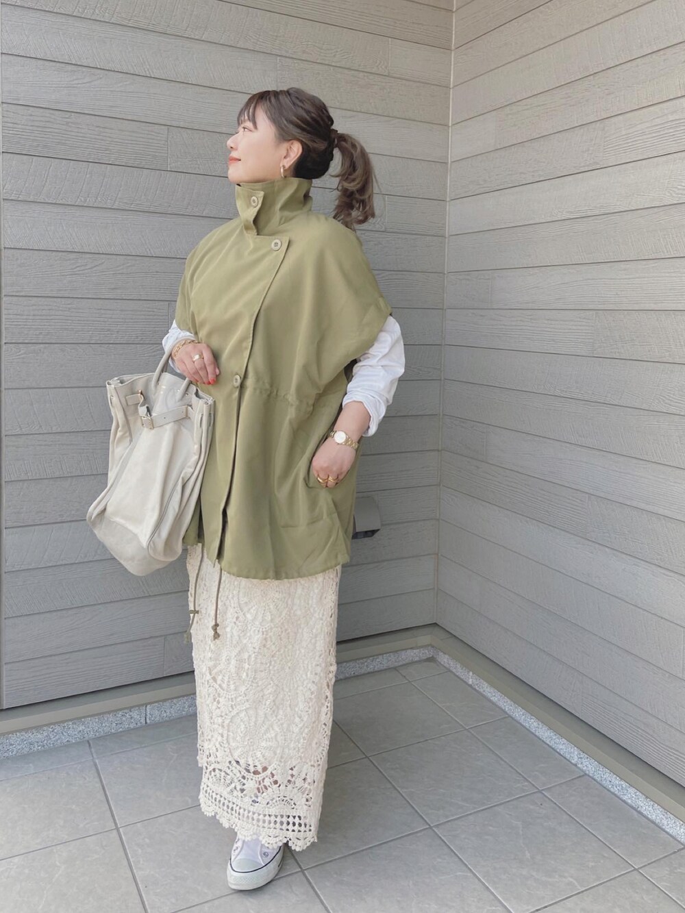 「春コーデ、お出かけコーデ、シンプルスタイル、大人コーデ、おしゃれさんと繋がりたい、春、オトナカジュアル、レーススカート、ロングスカート、シンプルコーデ、ゆったりコーデ、ボリューム袖、ママコーデ」｜「FRAMeWORKの【YOUNG&OLSEN】別注キャンバスベルト付きBag◆（トートバッグ、ベージュ系）」を使った、makikiさん（レディース・158cm）の春コーディネートの5枚目の写真