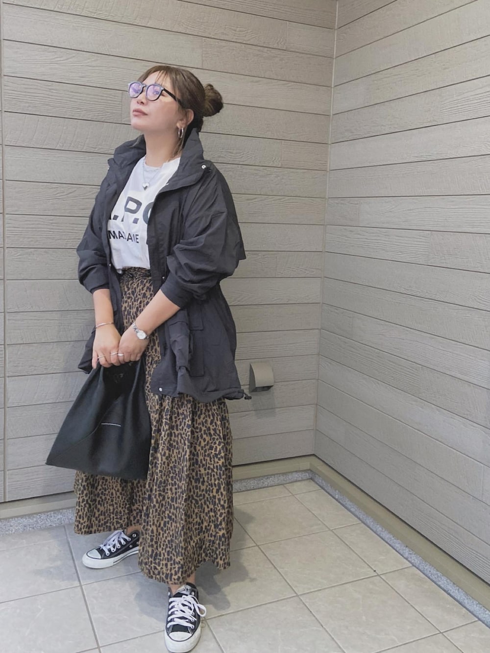 「秋服コーデ、休日スタイル、カジュアルコーデ、レオパード、ロングスカート、ママファッション、ロゴT」｜「A.P.C.の《追加》【A.P.C. / アーペーセー】別注 オーバーサイズ ロゴプリント Tシャツ（Tシャツ/カットソー、ホワイト系）」を使った、makikiさん（レディース・158cm）の秋コーディネートの4枚目の写真