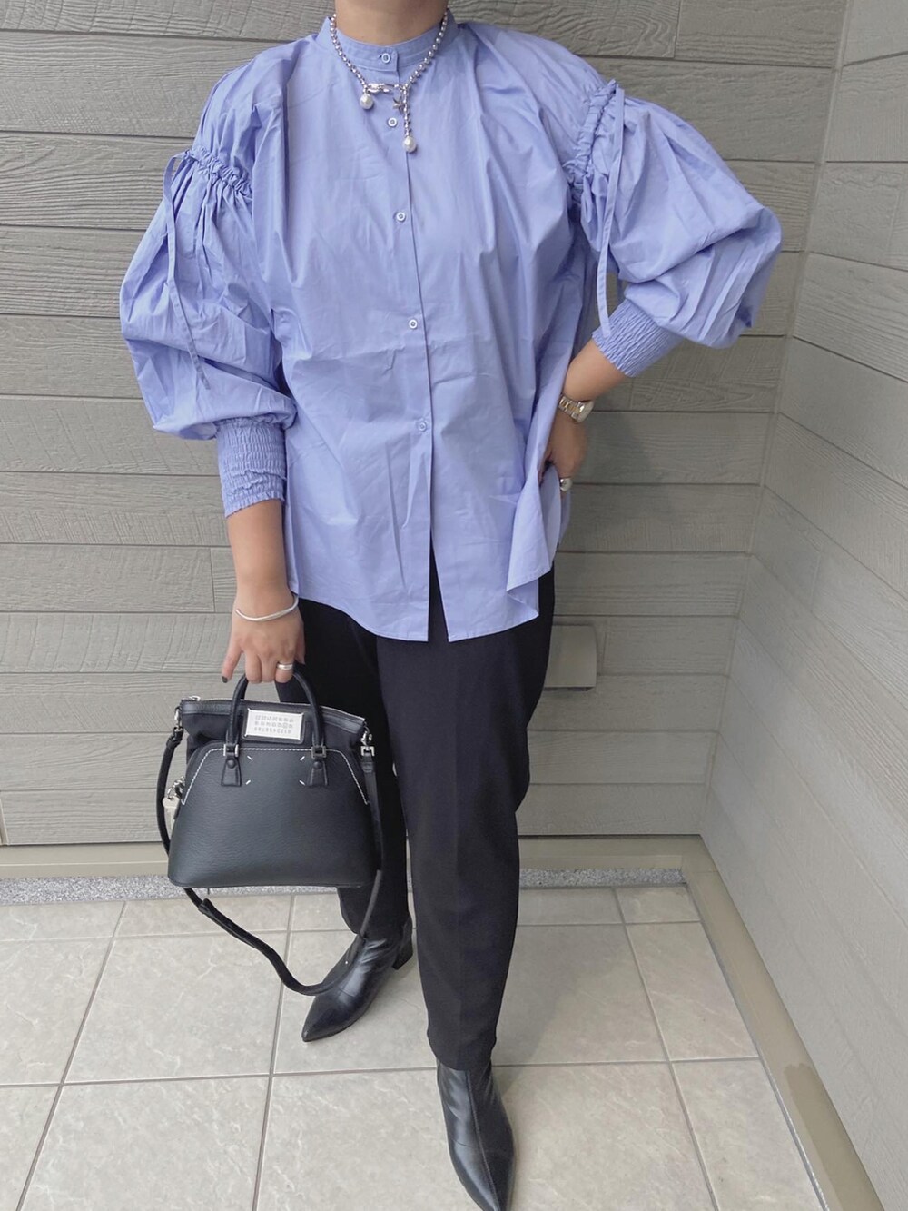 「秋服まるっと大公開、秋服準備はじめました、シンプルスタイル、カジュアルコーデ、ゆったりコーデ、おでかけコーデ、低身長、秋、シャツスタイル」｜「Maison Margielaの"5AC" - belt bag（ショルダーバッグ、ブラック系）」を使った、makikiさん（レディース・158cm）の秋コーディネートの2枚目の写真
