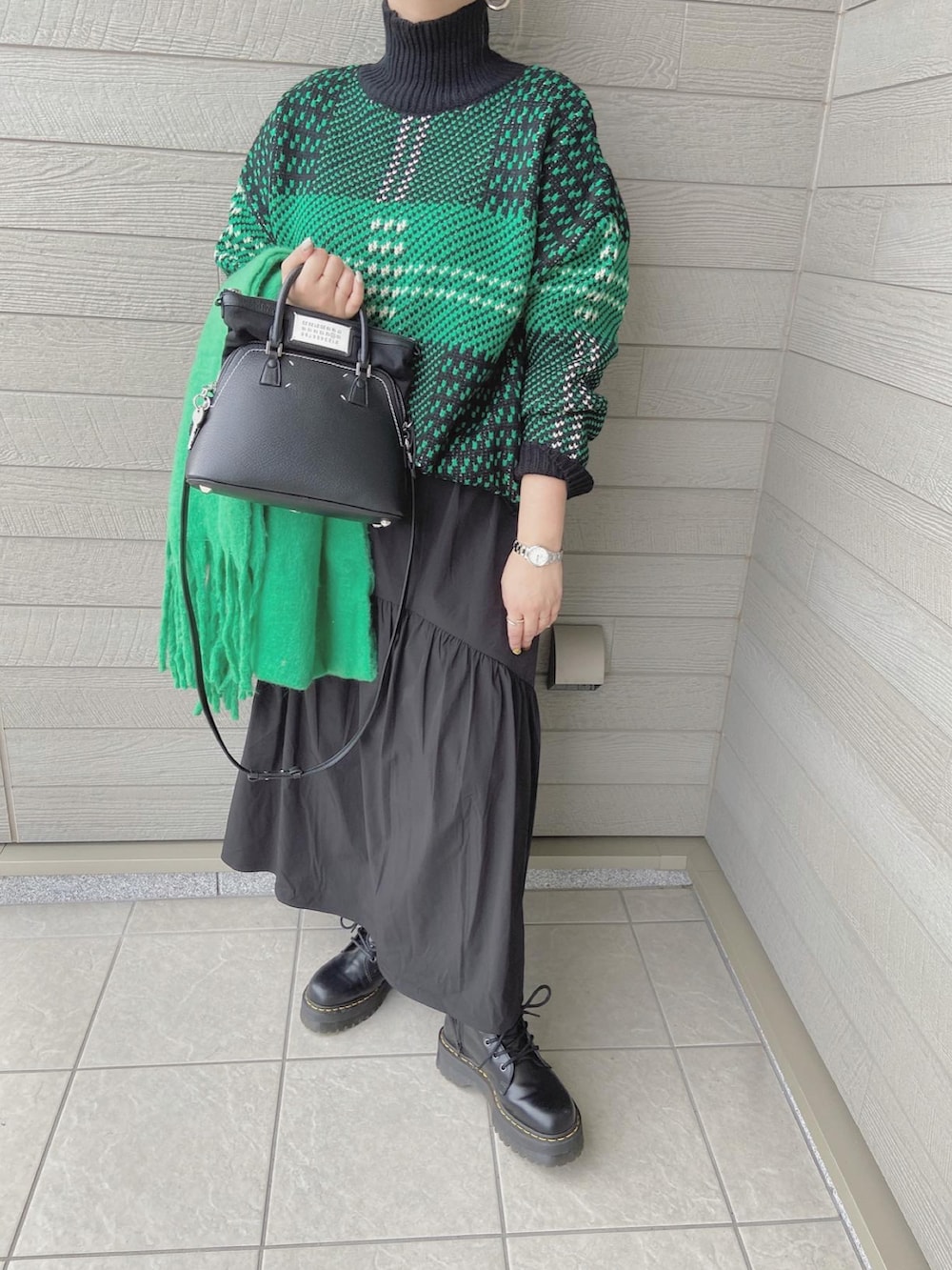 「チェックニット、ニット、お出かけコーデ、グリーン、ロングスカート、ギャザースカート、ストール、Dr.Martens、ブーツ、クリスマスに着たい服、ハイネック、ドクターマーチン」｜「NOMINEのビックチェックニット（ニット/セーター、グリーン系）」を使った、makikiさん（レディース・158cm）の秋コーディネートの2枚目の写真