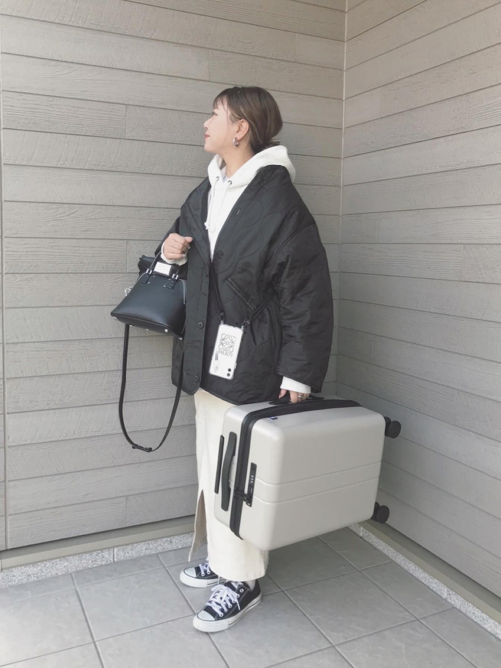 「秋冬コーデ、旅行コーデ、旅行、モノトーン、秋ルック紹介するよ、スニーカー、キルティングジャケット、パーカー、ロングスカート、スーツケース、秋、大人コーデ、厚底シューズ、GUコーデ」｜「210nouveのリップストップキルティングミドルコート（ノーカラージャケット、ブラック系）」を使った、makikiさん（レディース・158cm）の秋コーディネートの3枚目の写真