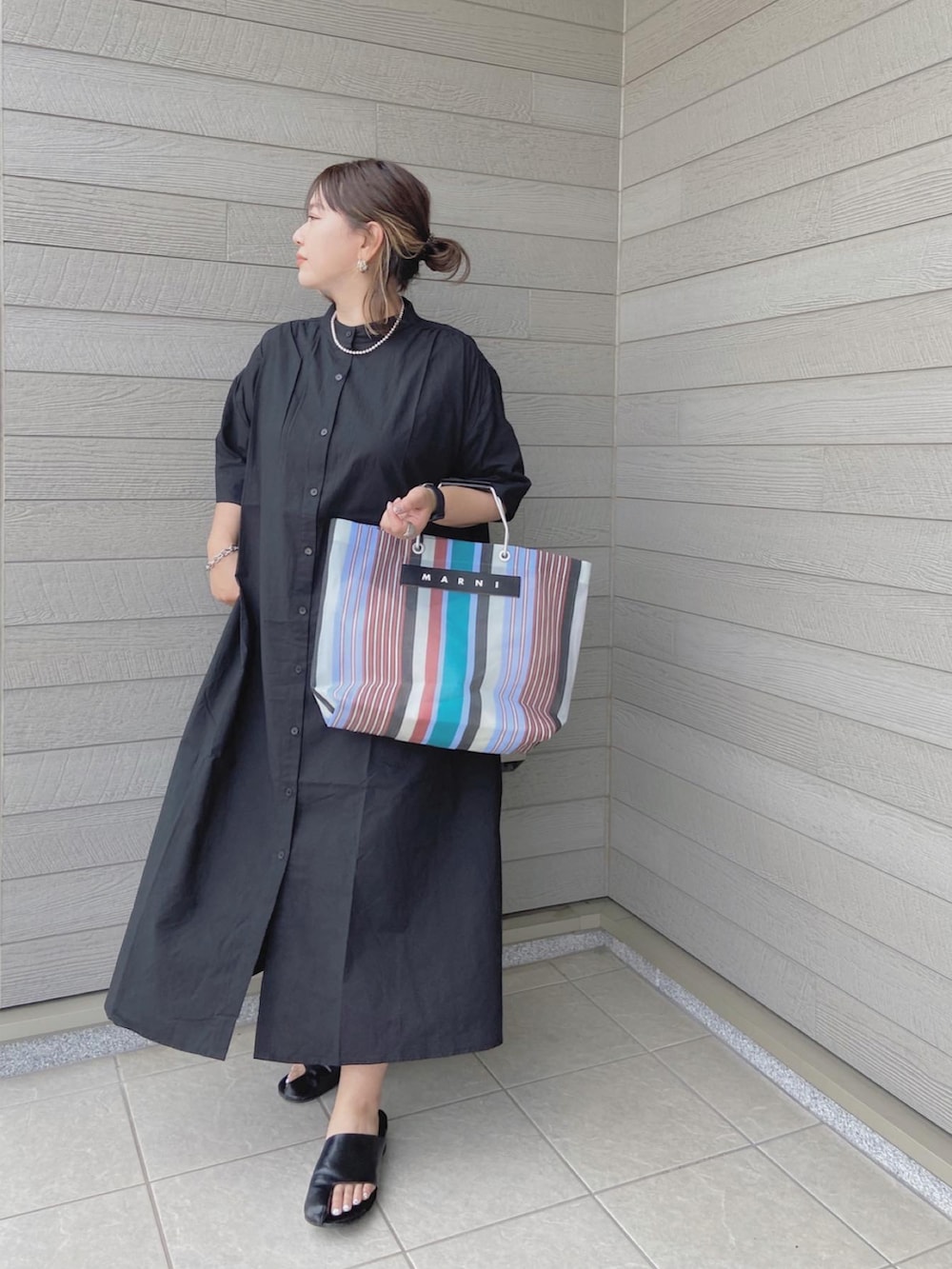 「休日コーデ、シンプルコーデ、ゆったりコーデ、MARNI、体型カバー、ワンピース、シャツワンピース、ロングスカート」｜「VIVIANの【2021年夏新作】足袋デザインミュールサンダル（サンダル、ブラック系）」を使った、makikiさん（レディース・158cm）の夏コーディネートの4枚目の写真