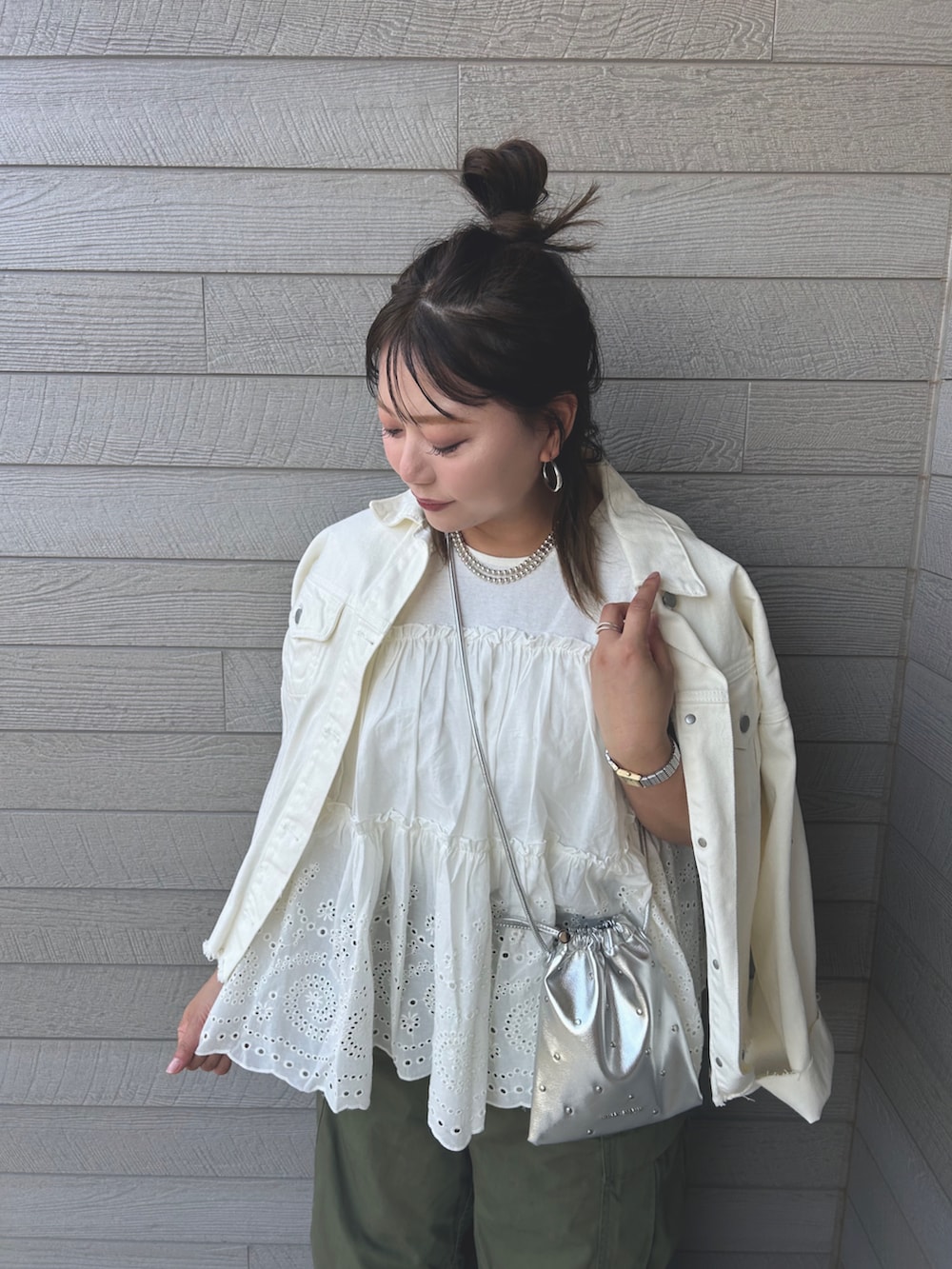 ホワイト系のTシャツ/カットソー、グリーン系のカーゴパンツ、ホワイト系のスニーカーを着用したレディースの春コーディネートの2枚目の写真