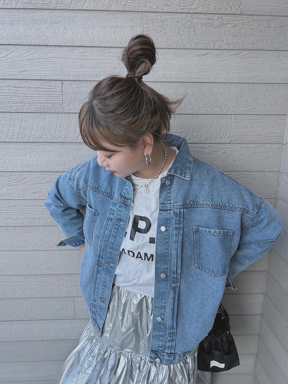 「休日スタイル、デニム、デニムジャケット、シンプルスタイル、春コーデ、シルバー、APC、beautiful people、ラクチンコーデ、春アウター、春先取り、春服コーデ」｜「KOBE LETTUCEのレザーライクorメタリックギャザーフレアスカート（スカート、シルバー系）」を使った、makikiさん（レディース・158cm）の冬コーディネートの4枚目の写真