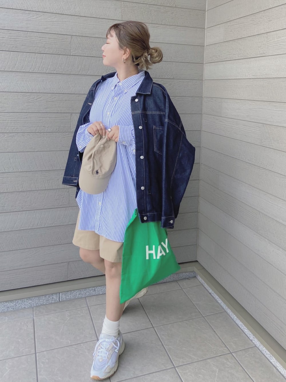 「秋コーデ、秋色、ストライプシャツ、シャツスタイル、チノパン、短パン、ショートパンツ、スニーカー、グリーン」｜「BONLECILLのルーズデニムジャケット/Gジャン（デニムジャケット、ブルー系）」を使った、makikiさん（レディース・158cm）の秋コーディネートの2枚目の写真