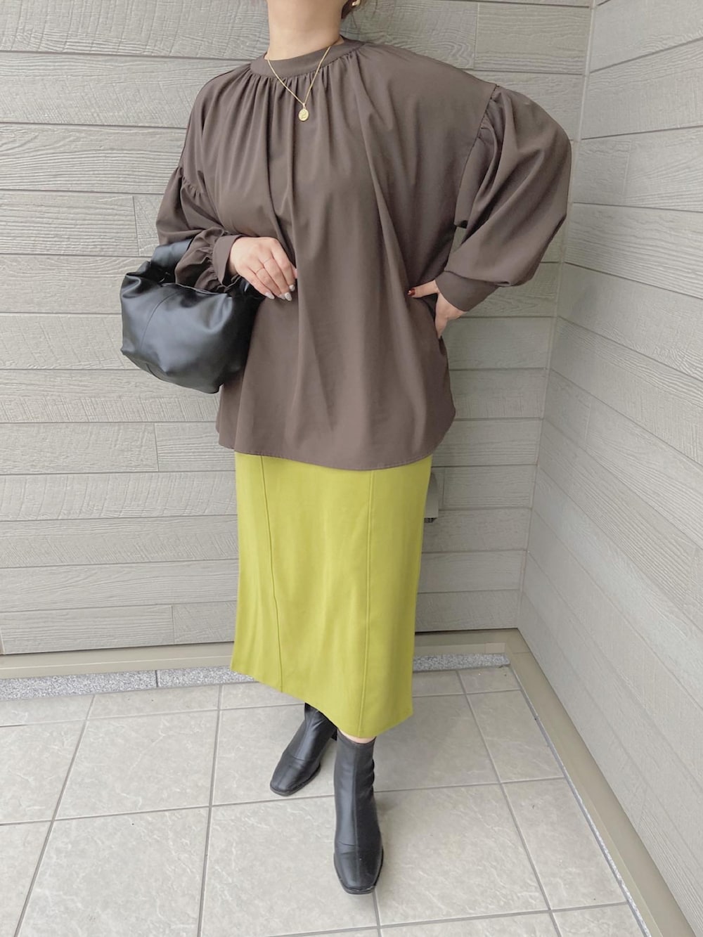 「秋服コーデ、シンプルスタイル、きれいめカジュアル、シンプル、カラーコーデ、ブラウン、ママファッション、ロングスカート」｜「KOBE LETTUCEの170％ストレッチカットジョーゼットナロースカート（スカート、グリーン系）」を使った、makikiさん（レディース・158cm）の秋コーディネートの2枚目の写真