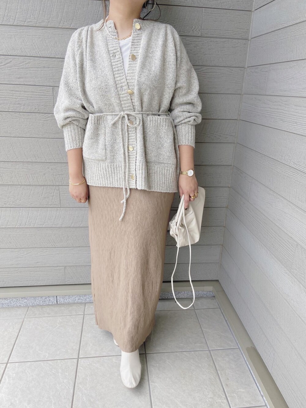 「秋のコーデ、秋服まるっと大公開、きれいめカジュアル、休日スタイル、おでかけコーデ、大人女子、秋カラー、オーバーサイズ、ニット、カーディガン」｜「BONLECILLのボリュームショルダーメランジ起毛ニットカーディガン（カーディガン/ボレロ、ベージュ系）」を使った、makikiさん（レディース・158cm）の秋コーディネートの4枚目の写真